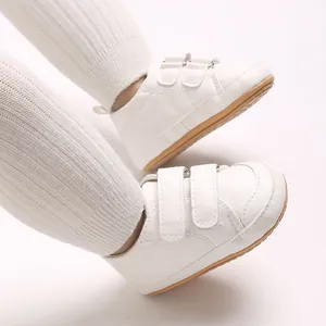 Detailansicht der weißen PU-Leder Babyschuhe mit doppeltem Klettverschluss