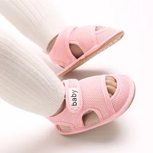 Nahaufnahme von rosa atmungsaktiven Mesh-Babysandalen mit weichem Klettverschluss