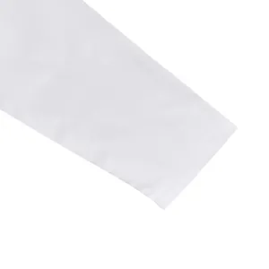 Vue détaillée des coutures soignées et du tissu blanc d'une chemise pour hommes