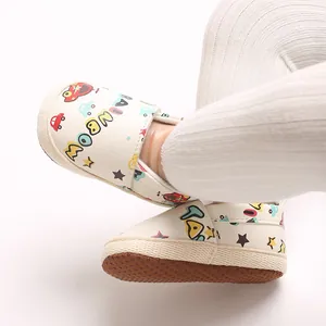 Detalle de zapatos para bebé con estampado de arcoíris y suela suave antideslizante