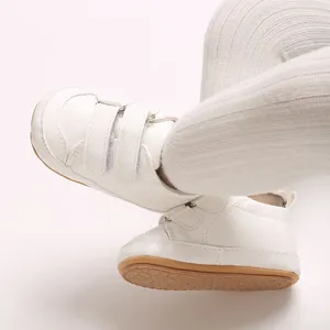 Detailansicht weißer PU-Lauflernschuhe für Babys mit weichen, rutschfesten Sohlen und Klett
