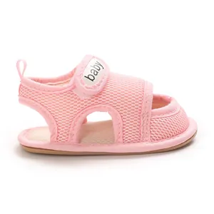 Nahaufnahme der rosa atmungsaktiven Mesh-Lauflernsandale für Babys mit Klettverschluss