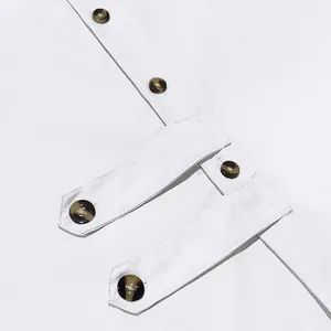Détail des boutons marbrés foncés et du tissu blanc sur une chemise décontractée pour hommes