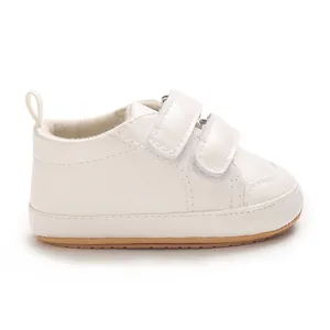 Seitenansicht weißer PU-Leder Babyschuhe mit doppeltem Klettverschluss für Kleinkinder.