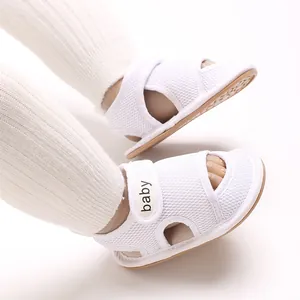 Detail der weißen atmungsaktiven Mesh-Sommer-Wandersandalen für Babys am Modell
