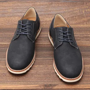 Vista detallada de zapatos de nubuck azul marino con elegantes costuras en contraste