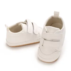 Detailansicht weißer PU-Leder Babylauflernschuhe mit Klettverschluss