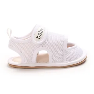 Detailansicht der weißen, atmungsaktiven Mesh-Babysandalen mit Klettverschluss