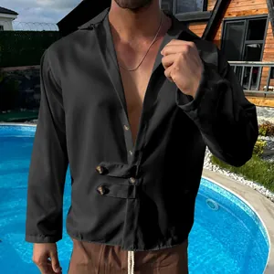 Détail d'une chemise décontractée noire pour homme avec boutonnière unique.