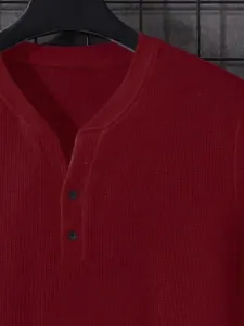 Lässiges dunkelrotes Henley-Shirt für Herren aus Waffelstrick mit V-Ausschnitt und Knöpfen