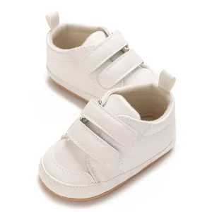 Detailansicht weißer PU-Lauflernschuhe für Babys mit doppeltem Klettverschluss