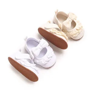 Scarpe da principessa per neonata bianche e crema con volant e fiocchi decorativi