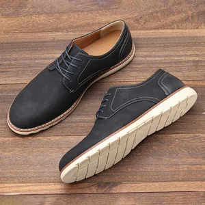 Vista detallada de zapatos de cuero casuales para hombre con suela antideslizante y costuras