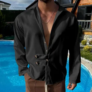 Gros plan détaillé d'une chemise décontractée noire pour homme avec boutons à la taille