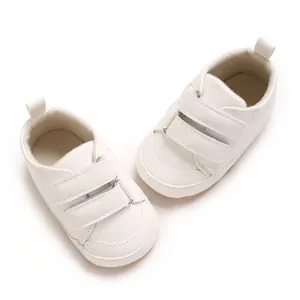 Weiße Baby-Lauflernschuhe aus PU-Leder mit doppeltem Klettverschluss und weicher Sohle