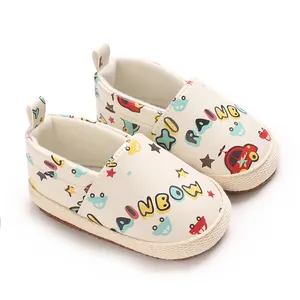 Vista detallada de zapatos para bebé crema con estampado de arcoíris y coches coloridos