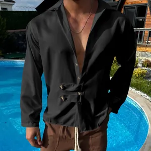 Vue détaillée d'une chemise noire à manches longues avec double boutonnage unique.