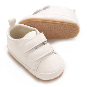Detailaufnahme von weißen Baby-Lauflernschuhen aus PU-Leder mit weicher Sohle.