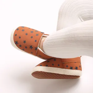Morbide scarpe primi passi per neonati color arancio bruciato con motivo a stelle nere