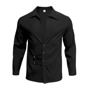 Détail de face d'une chemise décontractée noire à manches longues pour homme avec boucles