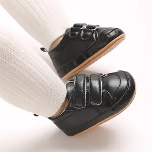 Detailansicht der schwarzen PU-Leder Babyschuhe mit Klettverschluss und weicher Sohle