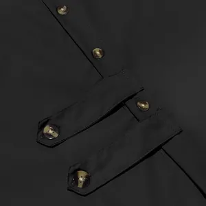 Gros plan d'une chemise décontractée noire pour homme avec boutons à motif marbré