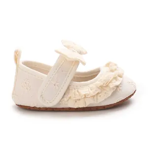 Scarpe Mary Jane per neonata color crema con volant in pizzo e ricami floreali