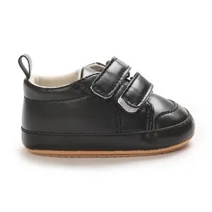 Detailansicht von schwarzen PU-Leder-Babyschuhen mit doppeltem Klettverschluss
