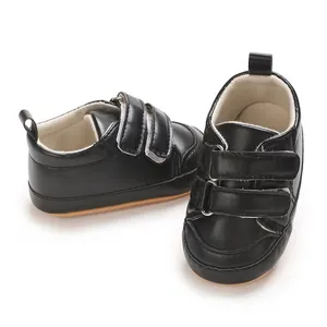 Detailansicht schwarzer PU-Leder Baby-Lauflernschuhe mit zwei Klettverschlüssen