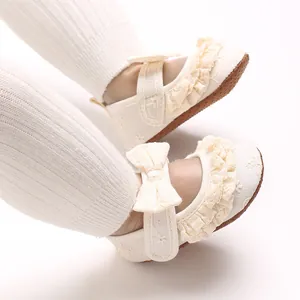 Vista dettagliata delle scarpe da principessa per neonata color crema