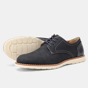 Vista lateral detallada de zapatos casuales para hombre en cuero azul con costuras