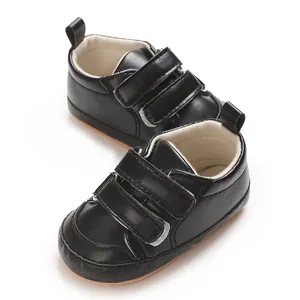 Detailansicht stilvoller schwarzer PU-Babylauflernschuhe mit sicherem Doppel-Klettverschluss