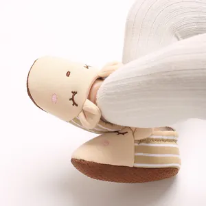 Dettaglio di scarpe morbide per neonati con simpatico cervo e suola in gomma antiscivolo
