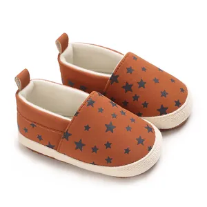 Scarpe neonato marroni con stelle nere e suola morbida bianca intrecciata per neonati