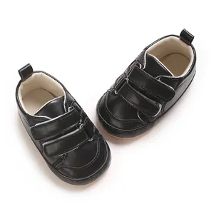 Detailansicht der schwarzen Baby-Lauflernschuhe aus PU-Leder mit Klettverschluss