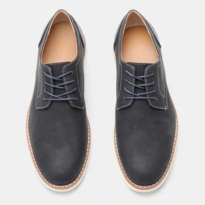 Vista superior de zapatos de vestir informales de cuero azul marino para hombre