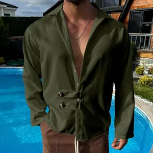 Détail rapproché d'une chemise décontractée vert armée avec double bouton à la taille