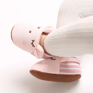 Dettaglio scarpe rosa per neonati con cartoni animati e leggings a coste morbidi