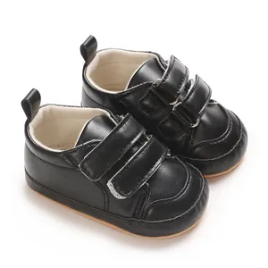 Nahaufnahme von schwarzen PU-Leder-Babyschuhen mit Klettverschluss für einfaches Anziehen