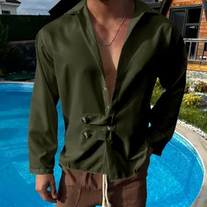 Détail d'une chemise décontractée à manches longues pour hommes en vert olive