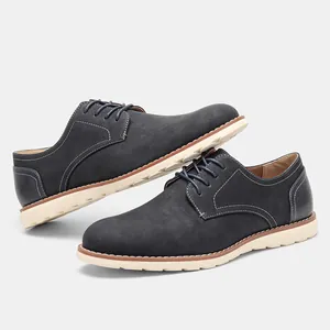 Vista lateral de zapatos casuales de cuero azul marino con suelas blancas