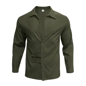 Vue détaillée de la chemise décontractée à manches longues pour hommes vert olive