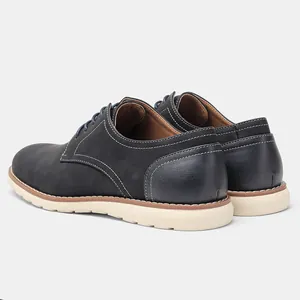 Vista trasera de zapatos de cuero casuales para hombre con costuras blancas y suela gruesa