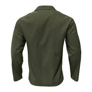 Vue arrière d'une chemise à manches longues pour homme, coupe décontractée, vert olive