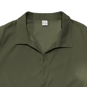 Détail du col d'une chemise pour homme vert olive avec étiquette polyester taille M