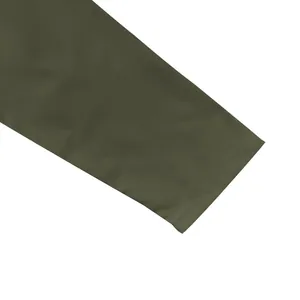 Détail de manchette de chemise homme vert olive avec des coutures précises et soignées.