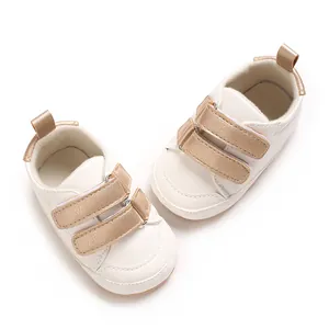 Detailansicht der weißen Lauflernschuhe für Babys mit goldfarbenem Klettverschluss