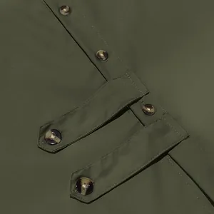 Gros plan sur une chemise homme vert olive avec boutons marbrés et détails du tissu