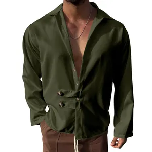 Détail d'une chemise olive à manches longues pour hommes avec fermeture boutonnée
