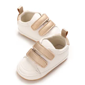 Detailansicht dieser weißen PU-Leder Babyschuhe mit goldenen Klettverschlüssen.